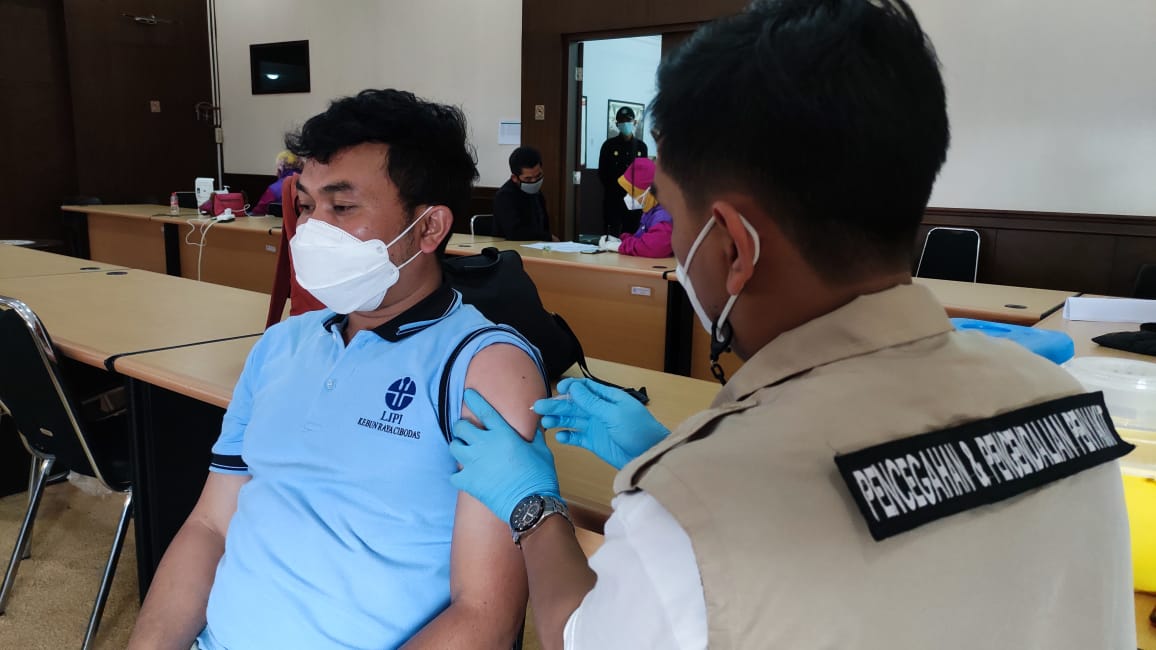 Vaksinasi Karyawan Kebun Raya Cibodas Dalam Upaya Peningkatan Pelayanan Publik