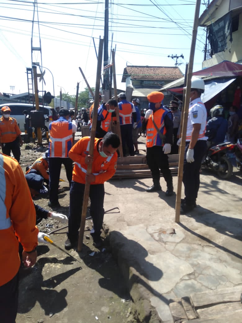 Pedagang Area Rel Stasiun Ciranjang di Tertibkan