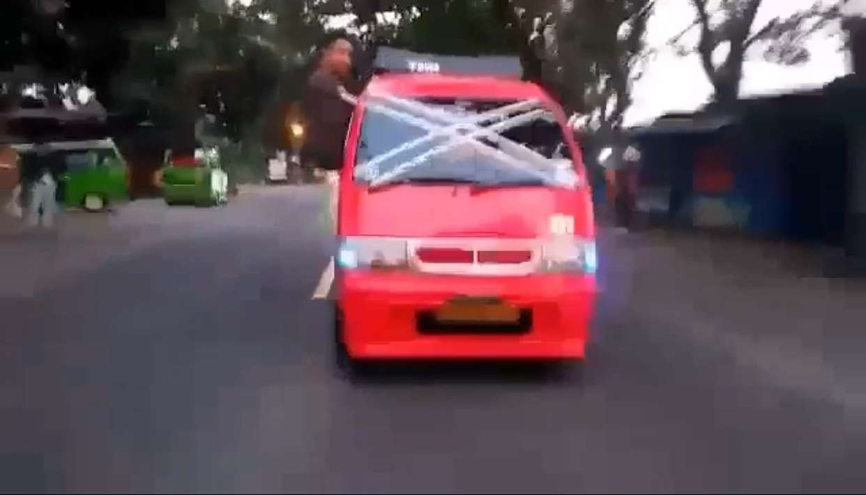 Viral !!!  Aksi Supir Angkot Cianjur Keluar Jendela Berujung Tabrakan