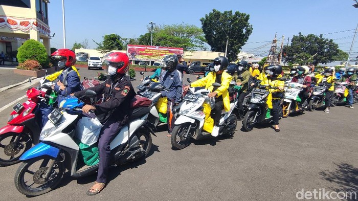 Polisi Dan Mahasiswa Cianjur Sebar Sembako Kepada Masyarakat Terdampak Pandemic Covid-19