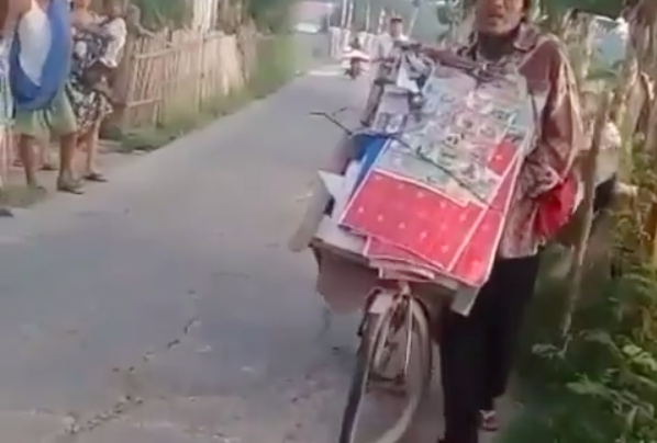 Viral !!! Aksi Heroik Seorang Pedagang Mainan Hadang Begal Motor Di Bekasi