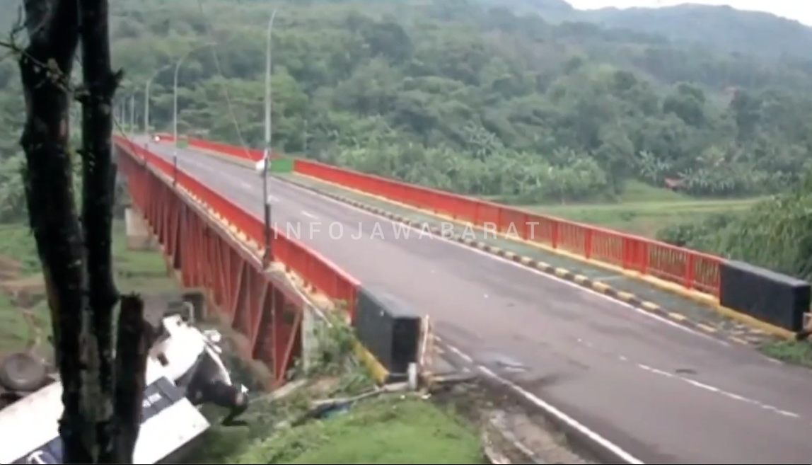 Terekam CCTV Mobil Masuk Jurang di Cirata, Supir Berhasil Menyelamatkan Diri
