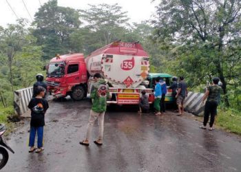 Truck Tanki BBM Tabrakan Dengan Angkot di Jembatan Citampela Mande, Tidak Ada Korban Jiwa