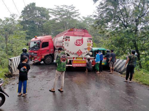 Truck Tanki BBM Tabrakan Dengan Angkot di Jembatan Citampela Mande, Tidak Ada Korban Jiwa