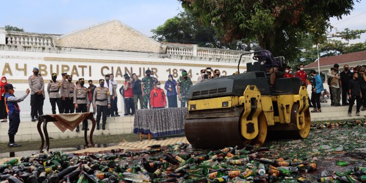 Cianjur Gelar Apel Pasukan Oprasi Lodaya Ketupat, Ribuan Botol Miras Dilindas Stum