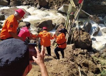 Jembatan Putus Diterjang Arus Sungai, Bupati Cianjur Pantau Langsung ke Lokasi Kejadian