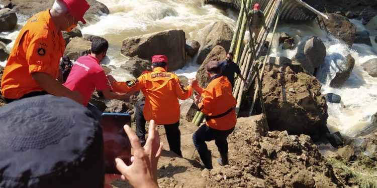 Jembatan Putus Diterjang Arus Sungai, Bupati Cianjur Pantau Langsung ke Lokasi Kejadian