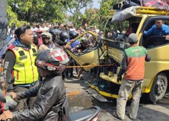 Laka Lantas Adu Banteng Truk di Ciranjang