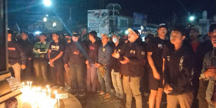 Ratusan Suporter Bola Cianjur Doa Bersama Sekitar Tugu Lampu Gentur, Lilin Duka Cita Untuk Aremania