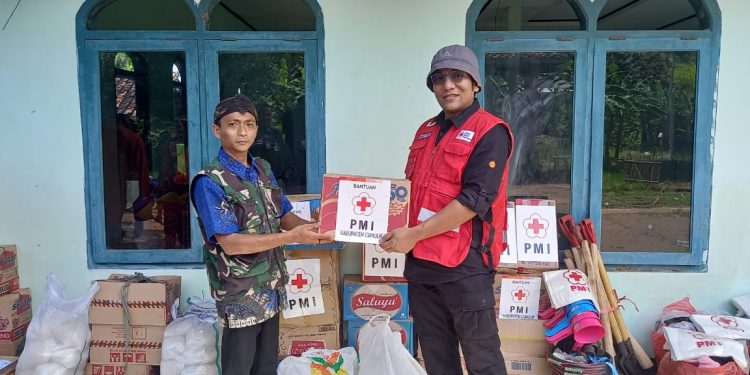 PMI Kirimkan Bantuan Sembako hingga Alat Kebersihan untuk Korban Banjir Cidaun