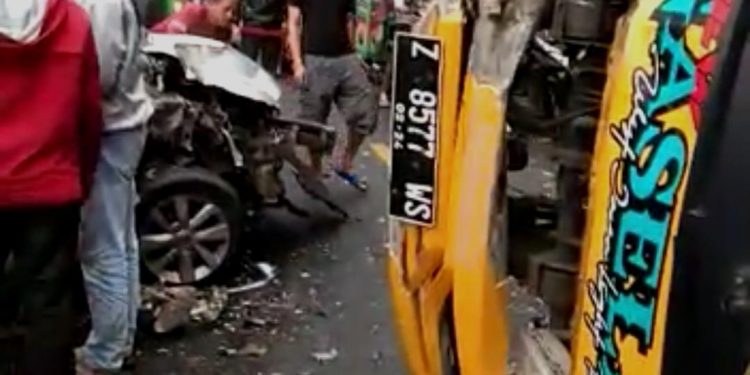 Brak ! Tabrakan Mobil di Puncak, Begini Kronologinya