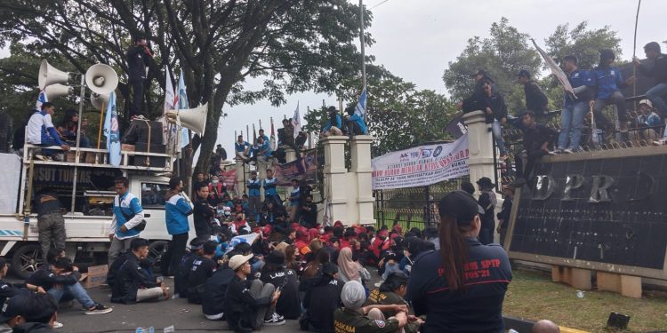 Ribuan Buruh Cianjur Tuntut Kenaikan UMK Tahun 2023