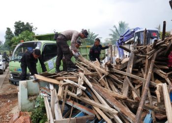 Ribuan Personel Polri Bantu Bersihkan Bangunan Rubuh Pasca Gempa
