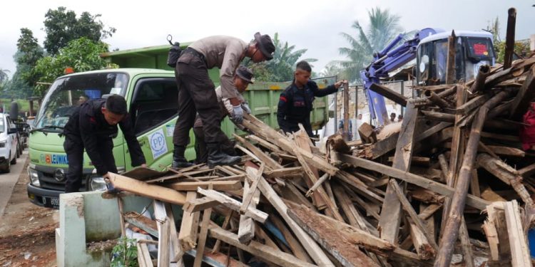 Ribuan Personel Polri Bantu Bersihkan Bangunan Rubuh Pasca Gempa