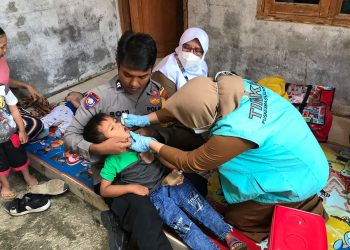 Bhabinkamtibmas Polsek Mande melaksanakan Pendampingan Dalam Pemberian Tetes Polio