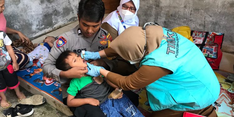 Bhabinkamtibmas Polsek Mande melaksanakan Pendampingan Dalam Pemberian Tetes Polio