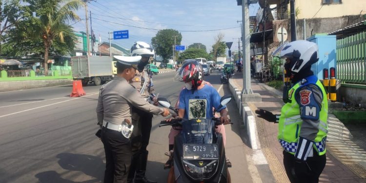 Polres Cianjur Tertibkan Ribuan Pengendara Melalui OPS Lodaya, Terbanyak Pengendara Tanpa Memakai Helm