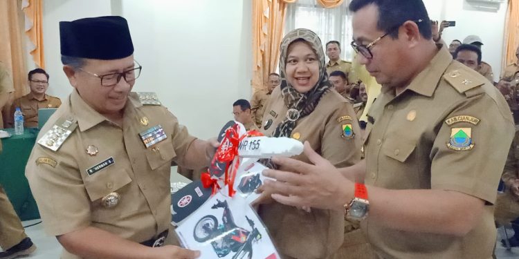 Bupati Cianjur Bagikan 354 Sepeda Motor kepada Kades: Optimalisasi Pelayanan dan Antisipasi Pemilu 2024