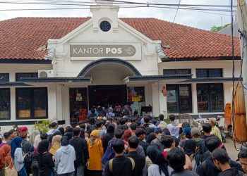Ribuan Pencari Kerja Antre di Kantor Pos untuk Lamar Pekerjaan di Pabrik Sepatu Terkemuka