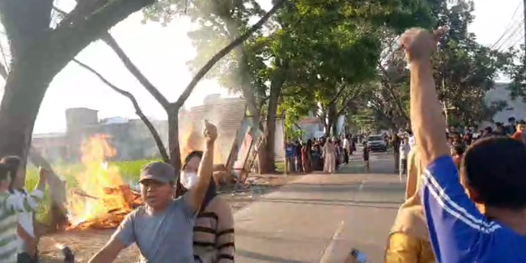 Emak-Emak di Cianjur Bakar Kios yang Diduga Jual Obat Terlarang