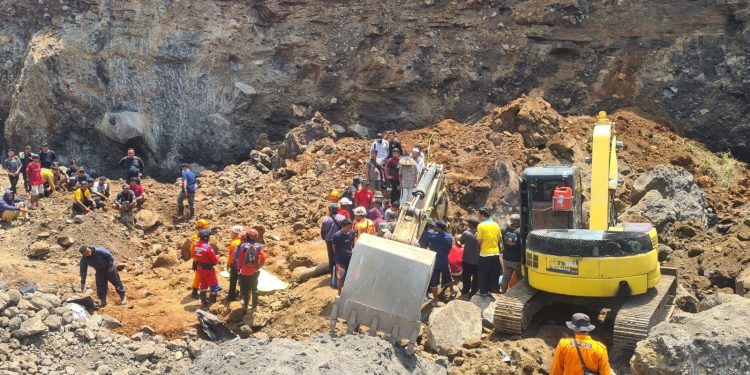 Satu Operator Alat Berat Tertimbun Longsor Galian Pasir di Sukaluyu