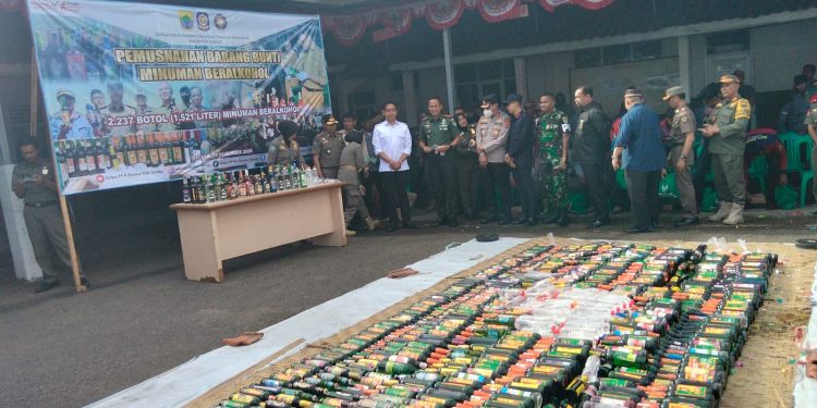 Pemkab Cianjur Musnahkan Ribuan Miras dan Rokok Ilegal Jelang Nataru
