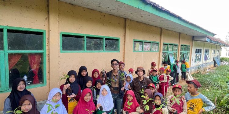 Tanam Harapan di Hari Ketiga: Gerakan Mengajar Desa dan Siswa SDN Sambong Aksi Nyata Reboisasi